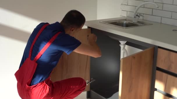 Montering av dörrhandtag på köksskåp med skruvmejsel — Stockvideo