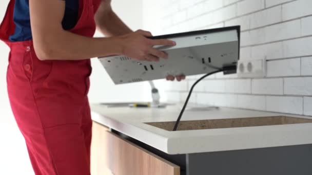 Trabalhador instalando montagem fogão de cozinha indução superior, em tempo real — Vídeo de Stock