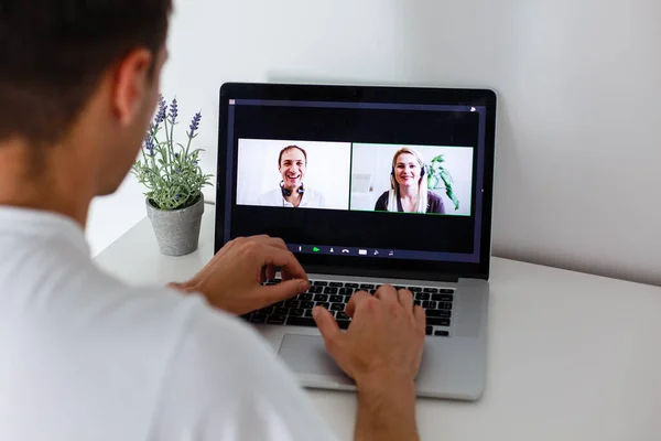 비디오 결합 기술을 부엌에서 사용하여 집과 사무실에서 동료들과 비디오 통화를 하는 사람 — 스톡 사진