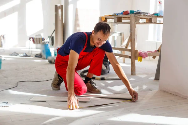 Master Indossa Abiti Lavoro Sta Controllando Orizzonte Installazione Piastrelle Utilizzando — Foto Stock