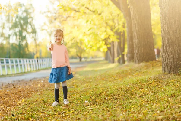 Возвращайся Школу Маленькая Девочка Осеннем Парке — стоковое фото
