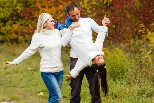 子供時代 人々の概念 秋の公園で幸せな家族 — ストック写真