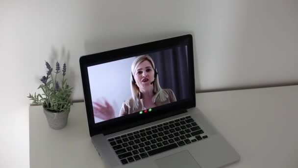 Pewna Siebie Pracownica Biurowa Nosi Słuchawki Wideo Konferencji Dzwoniąc Laptopa — Wideo stockowe