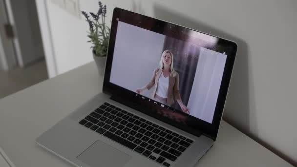 自信のある女性のオフィスワーカーは ノートパソコンを見てヘッドセット会議ビデオ通話を着用しています 遠くのリモートチャットで通信ウェブカメラに話す若い実業家の顧客サービスマネージャー — ストック動画