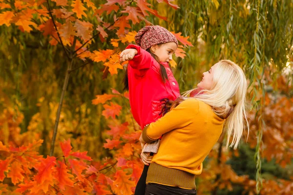 Jovem Mãe Sua Menina Divertem Outono — Fotografia de Stock