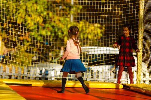 Menina Escola Feliz Pulando Trampolim Parque Outono — Fotografia de Stock