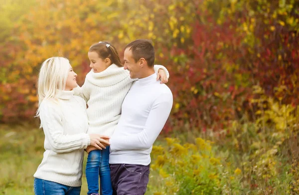 Immagine Bella Famiglia Nel Parco Autunnale Giovani Genitori Con Bella — Foto Stock