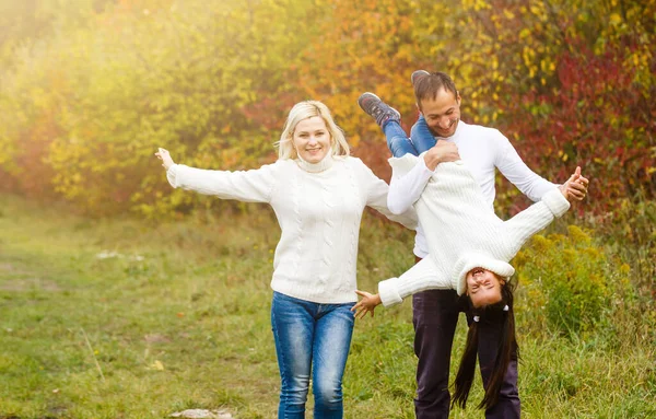 Rodina Dětství Sezóna Lidé Koncept Šťastná Rodina Podzimním Parku — Stock fotografie