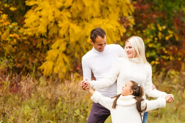 子供時代 人々の概念 秋の公園で幸せな家族 — ストック写真