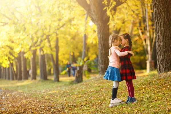 Маленькі Дівчата Вимірюють Висоту Один Одного Осінньому Парку — стокове фото
