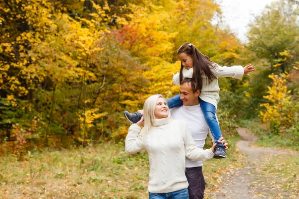 Família Com Criança Parque Outono — Fotografia de Stock