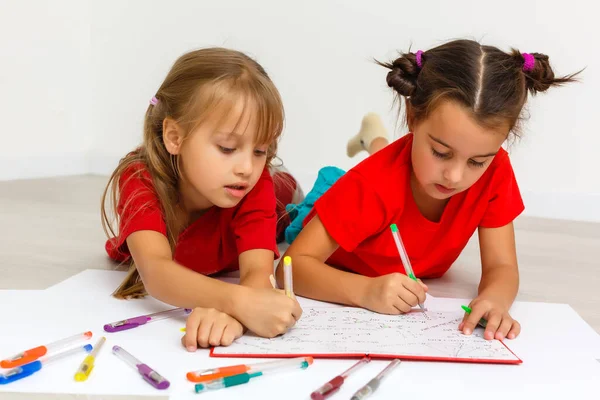 Duas Meninas Ler Livro Isolado Branco — Fotografia de Stock