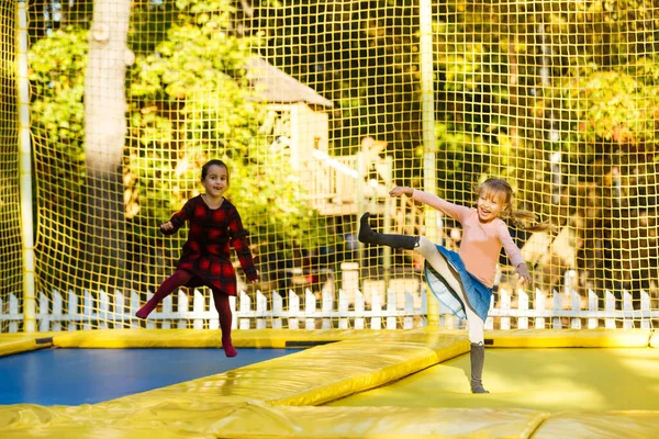 Duas Meninas Saltando Trampolim Uma Feira Outono — Fotografia de Stock