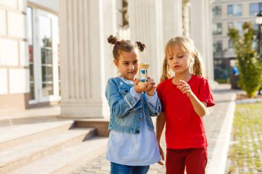 Şehirde eğlenen mutlu küçük kızların portresi.