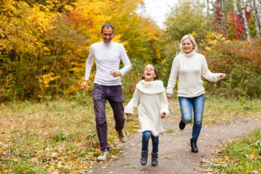 aile, çocukluk, sezon ve insanlar - sonbahar parkında mutlu aile