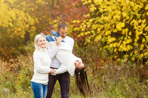 Famiglia Con Bambino Andare Nel Parco Autunnale — Foto Stock