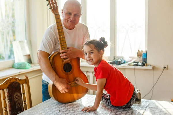 Closeup Man Hand Changing Strings His Old Acoustic Guitar — Stock Photo, Image