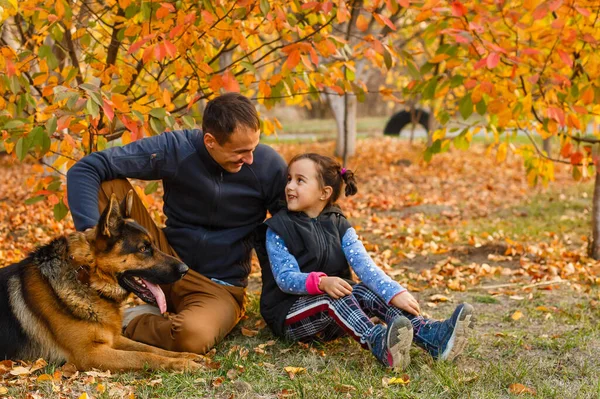 Família Jovem Com Cão Folhas Dia Outonos — Fotografia de Stock