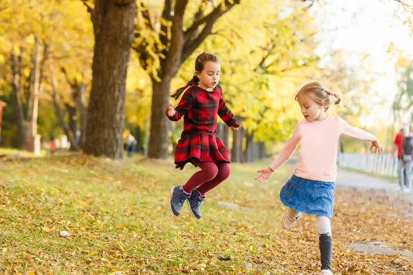 Zwei Kleine Freundinnen Schulmädchen Park — Stockfoto