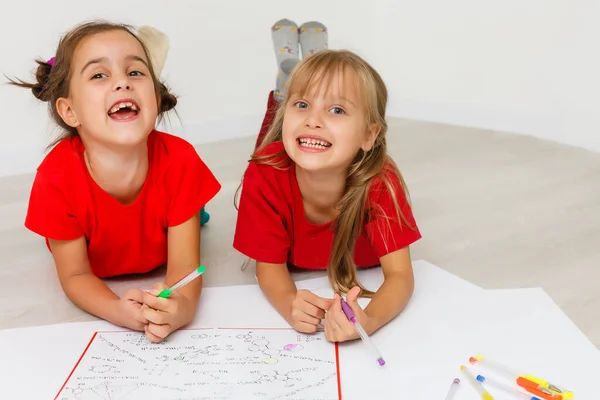 Conceito Família Lazer Infância Irmãs Felizes Deitadas Chão Desenhando Fazendo — Fotografia de Stock