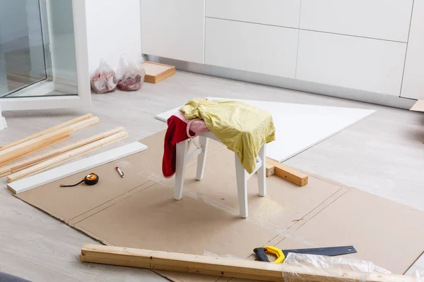 Houten Planken Liggend Ronde Tafel Senior Man Maken Meubels Appartement — Stockfoto