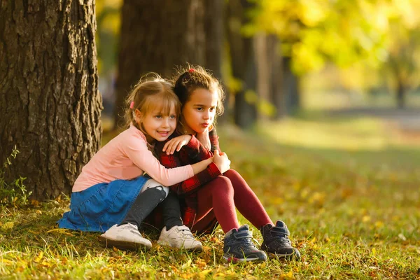 Dua Teman Gadis Kecil Gadis Sekolah Taman — Stok Foto