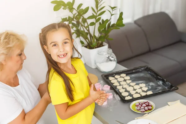 Menina Faz Biscoitos Massa Cozinha Casa — Fotografia de Stock