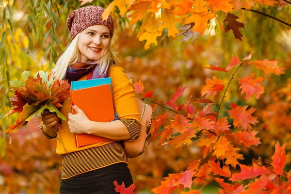 Jovem Mulher Com Folhas Outono Mão Queda Amarelo Bordo Jardim — Fotografia de Stock