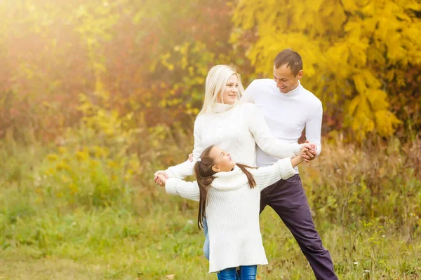 Rodzina Dzieckiem Iść Jesiennym Parku — Zdjęcie stockowe
