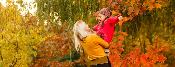 Mother Her Toddler Girl Have Fun Autumn — Stock Photo, Image