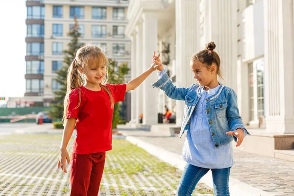 Portret Van Vrolijke Mode Kleine Meisjes Hebben Plezier Stad — Stockfoto