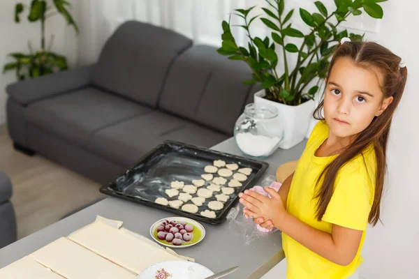 Bambina Biscotti Dalla Pasta Cucina Casa — Foto Stock