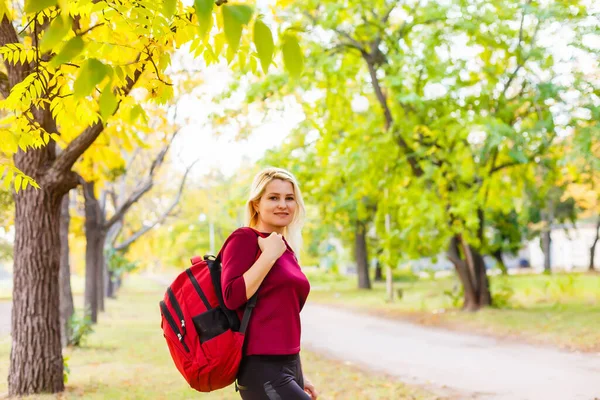 Menina Com Uma Mochila Parque Outono — Fotografia de Stock