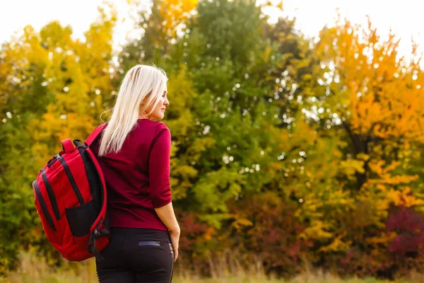 Menina Com Uma Mochila Parque Outono — Fotografia de Stock