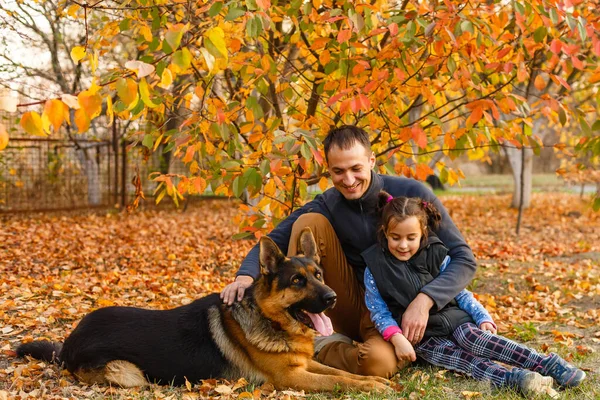 Ευτυχισμένος Πατέρας Και Κόρη Στο Πάρκο Του Φθινοπώρου Κίτρινα Φύλλα — Φωτογραφία Αρχείου