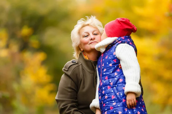 Feliz Señora Mayor Una Niña Pequeña Abuela Nieta Disfrutando Paseo — Foto de Stock