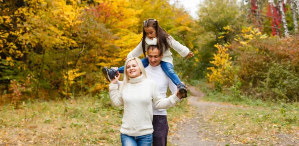 Photo Belle Famille Dans Parc Automne Jeunes Parents Avec Une — Photo