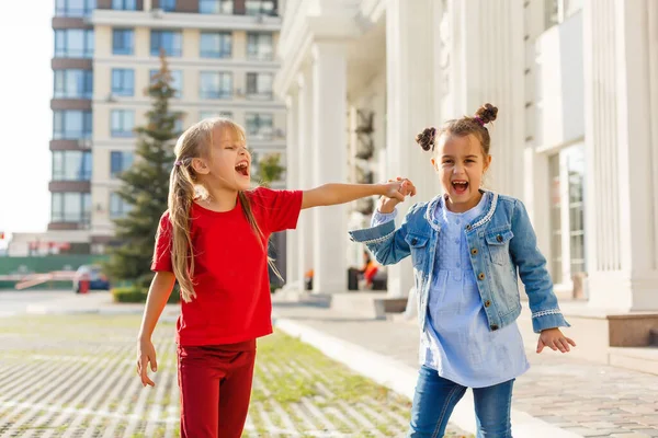 Portret Van Vrolijke Mode Kleine Meisjes Hebben Plezier Stad — Stockfoto