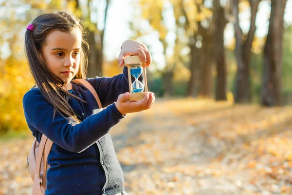 Holčička Přesýpacími Hodinami Obklopená Podzimním Listím — Stock fotografie