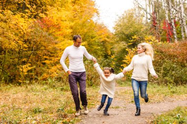 aile, çocukluk, sezon ve insanlar - sonbahar parkında mutlu aile