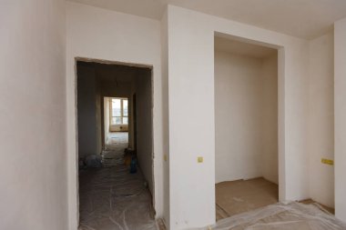 Tüm yüzeylerin işlenmesi ile birlikte yenilemelerin yapıldığı ön izleme dairesi