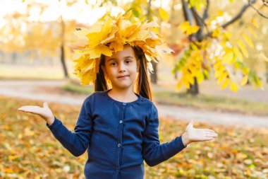 Mutlu küçük çocuk, gülen ve oynayan kız sonbaharda doğa yürüyüşünde.