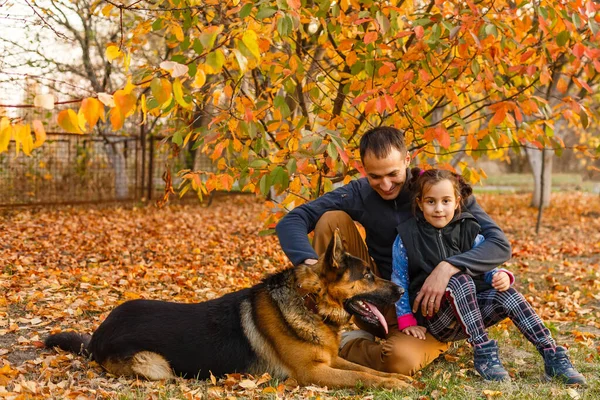 Happy Father Daughter Autumn Park Yellow Leaves — Stock Photo, Image