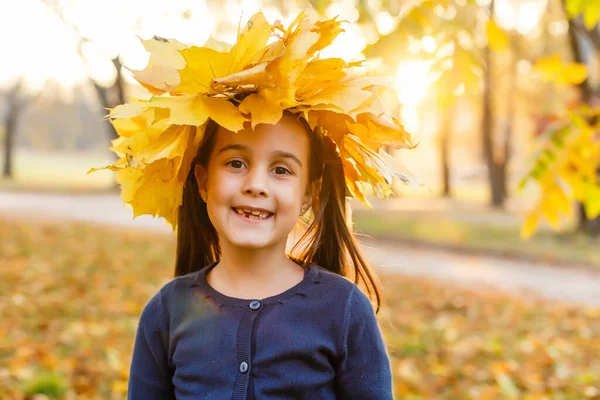 Осінній Сезон Дозвілля Атмосфера Осені Чарівна Усміхнена Школярка Осіннього Листя — стокове фото