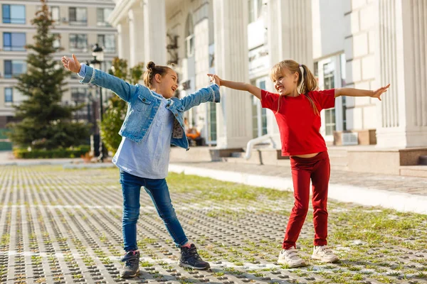 Portret Van Vrolijke Mode Kleine Meisjes Hebben Plezier Stad — Stockfoto