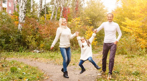 Imagem Família Encantadora Parque Outono Pais Jovens Com Boa Filha — Fotografia de Stock