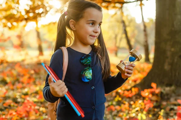 Zandloper Met Herfst Gele Droge Bladeren Achtergrond — Stockfoto