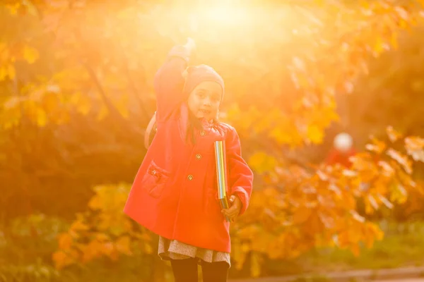 Grundschüler Mit Buch Der Hand Mädchen Mit Rucksack Der Nähe — Stockfoto