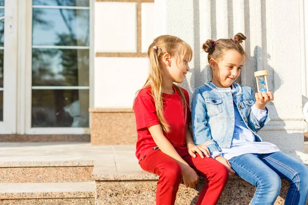 Duas Meninas Jogar Ampulheta — Fotografia de Stock