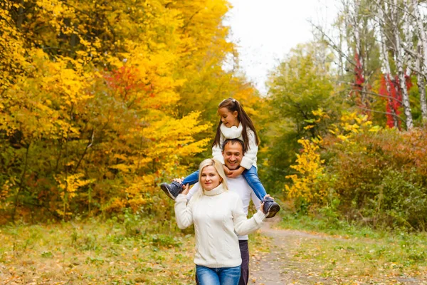 Kép Szép Család Őszi Parkban Fiatal Szülők Szép Imádnivaló Lánya — Stock Fotó